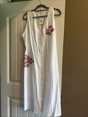 Andie White Sleeveless Button-Front Midi Dress with Pink Floral Embroidery